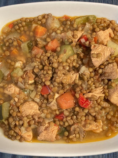 Una foto de Lentejas pardinas con pollo y verduras