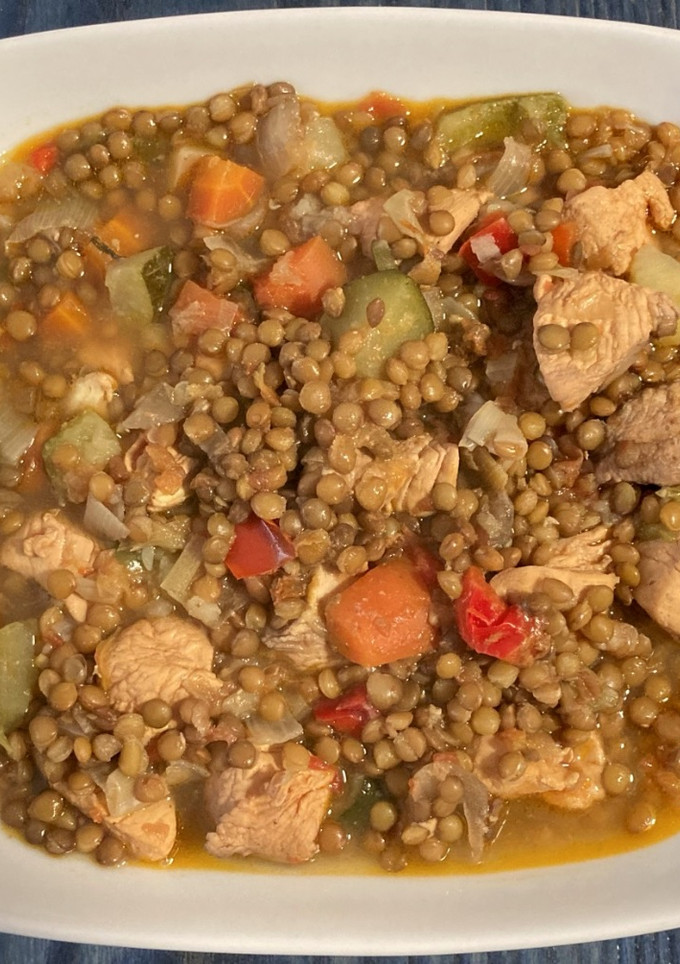 Una foto de Lentejas pardinas con pollo y verduras