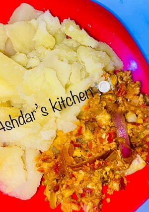 A picture of Boiled Irish potatoes with egg sauce😋.