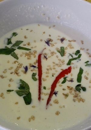 Una foto de Crema de burrata con sesamo y albahaca, fría o caliente