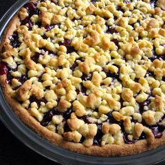 A picture of Cherry Crumble Pie.