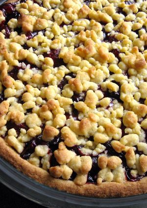 A picture of Cherry Crumble Pie.