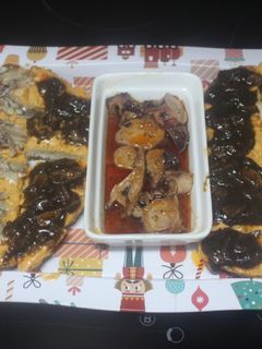 Una foto de Pan con tomate y latas