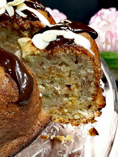 Una foto de Bundt cake de calabacín y zanahoria