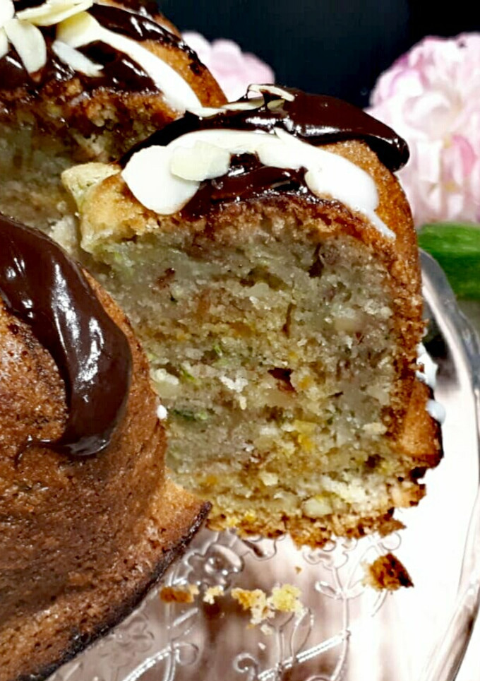 Una foto de Bundt cake de calabacín y zanahoria