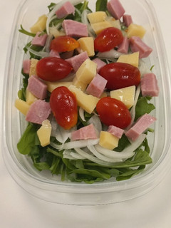 Una foto de Ensalada de Rúcula, Jamón y Queso