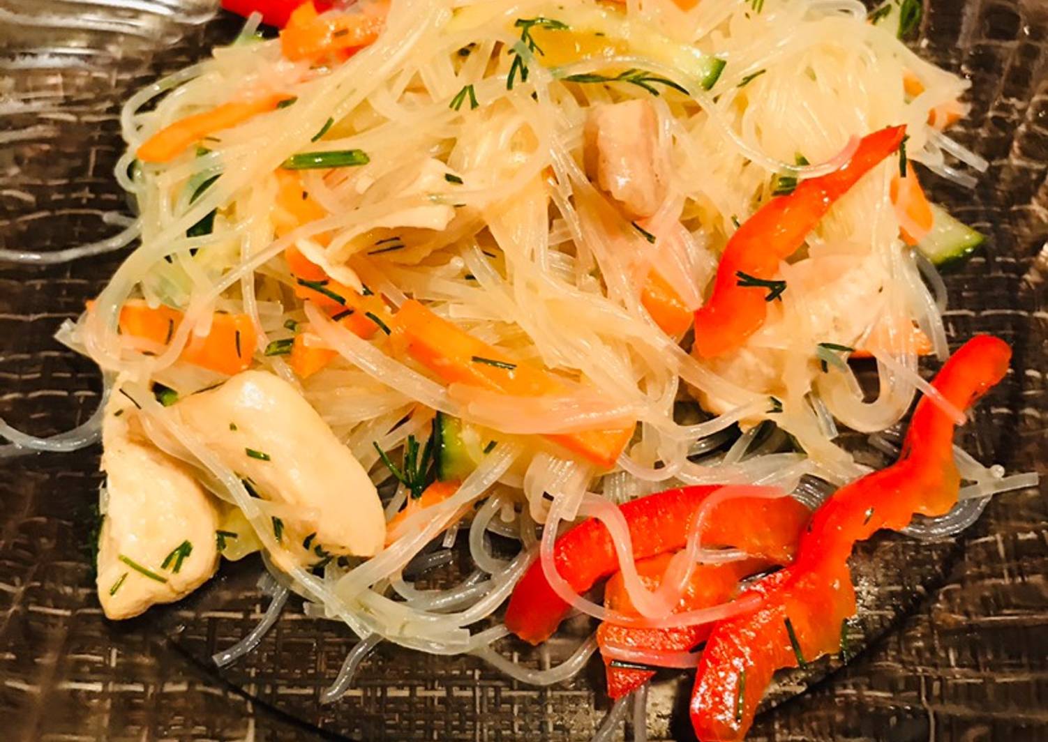 салат фунчоза с кальмарами. фунчоза со и овощами рецепт. фунчоза салат по-корейски. фунчоза со и овощами рецепт. фунчоза.