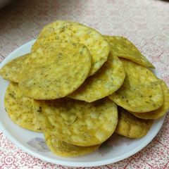 A picture of Masala Mathri.