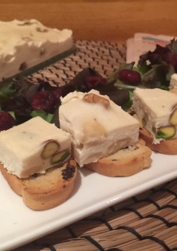 Una foto de Turrón de camembert y frutos secos
