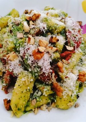 Foto di Strascinati con pesto di rucola e pomodorini e noci