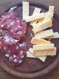 Picada de Salame Quintero y Queso Saborizado
