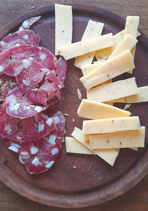 Una foto de Picada de Salame Quintero y Queso Saborizado