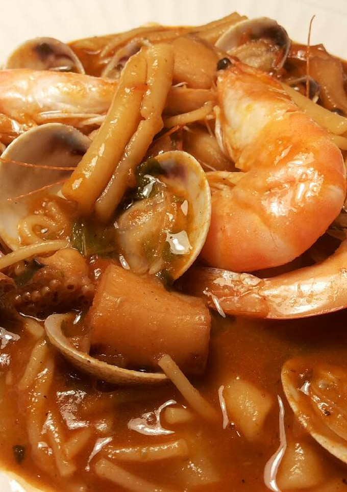 Una foto de Cazuela de sepia con almejas y pasta