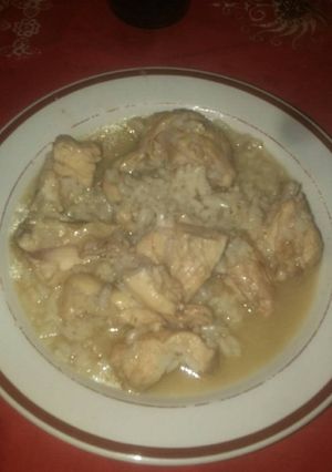 Una foto de Arroz caldoso con pollito al ajillo