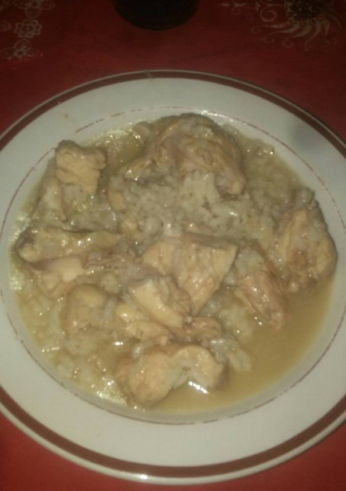 Una foto de Arroz caldoso con pollito al ajillo