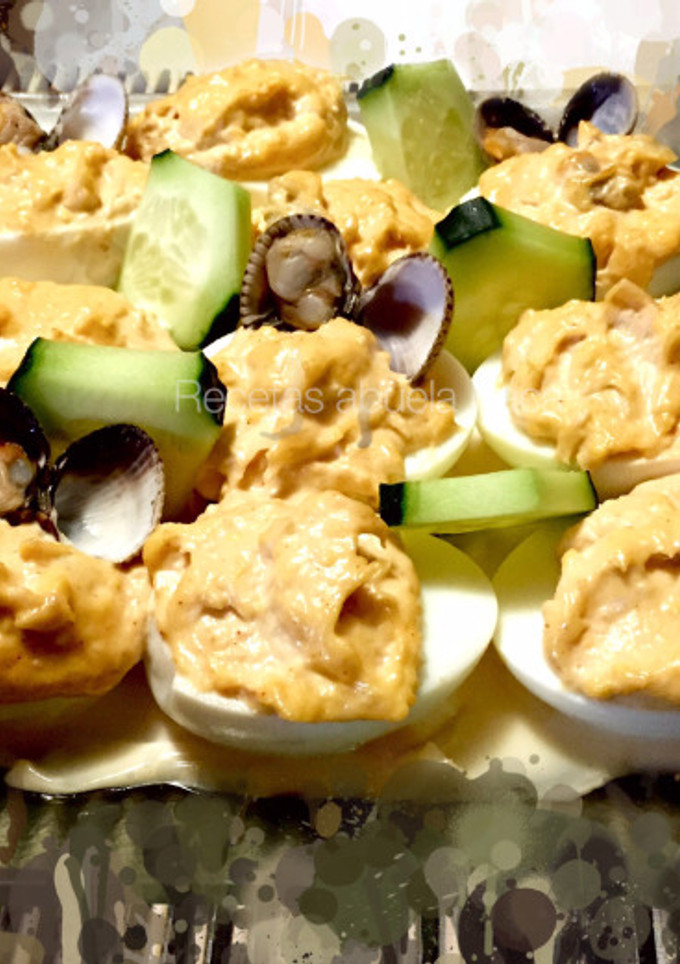 Una foto de Huevos rellenos de berberechos