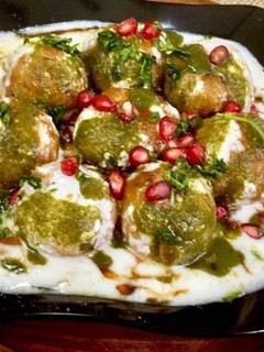 दही भल्ले(dahi bhalle recipe in hindi) रेसिपी मुख्य फोटो