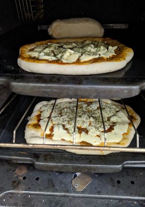 Una foto de Pizza casera con bordes rellenos 🤤🤤🤤😍