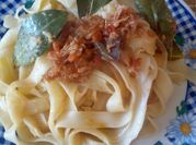 Una foto de fideos con salsa de cebolla