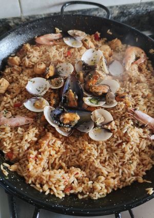Una foto de Paella de mariscos