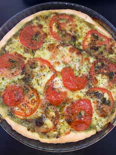 Une photo de Tarte pesto tomate mozza