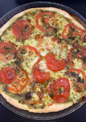 Une photo de Tarte pesto tomate mozza