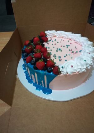 A picture of Lemon blueberry cake.