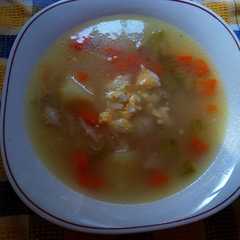 Una foto de Dos platos de una misma olla: Sopa de pollo y puré de pollo para bebés