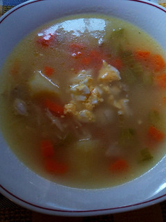 Una foto de Dos platos de una misma olla: Sopa de pollo y puré de pollo para bebés