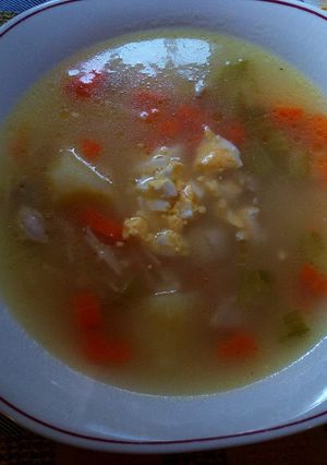 Una foto de Dos platos de una misma olla: Sopa de pollo y puré de pollo para bebés