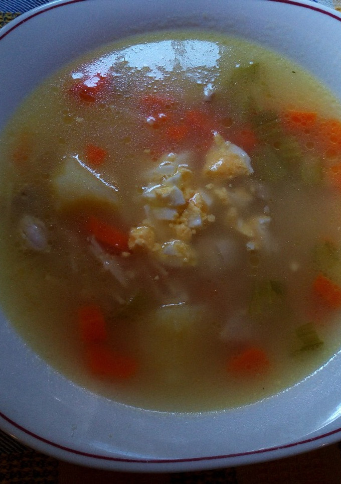 Una foto de Dos platos de una misma olla: Sopa de pollo y puré de pollo para bebés
