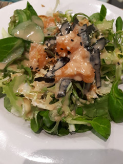 Una foto de Ensalada de salmón