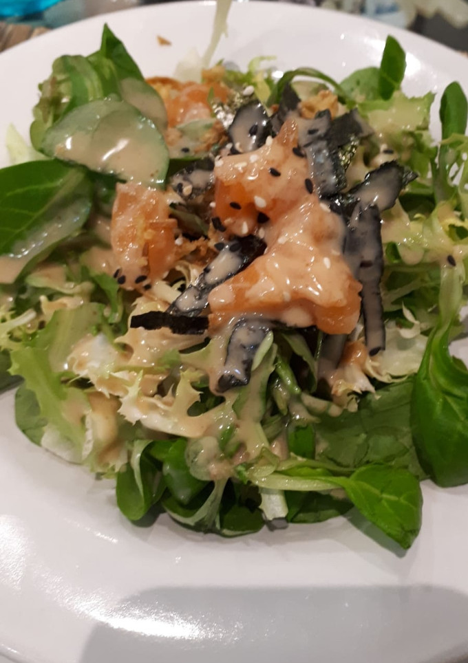 Una foto de Ensalada de salmón