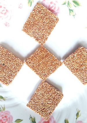 सफ़ेद तिल ब्रिटल (White sesame brittle recipe in hindi) रेसिपी मुख्य फोटो
