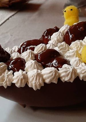 Foto di Uovo di pasqua ripieno con bignè al cioccolato