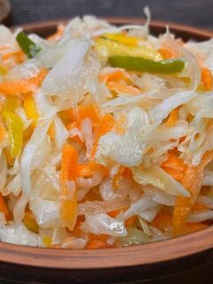 Фото Хрумка маринована капуста за швидким рецептом/Рецепт смачної маринованої капусти нашвидкуруч).
