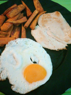 Una foto de Boniato al horno y huevo, pechuga de pollo a la plancha