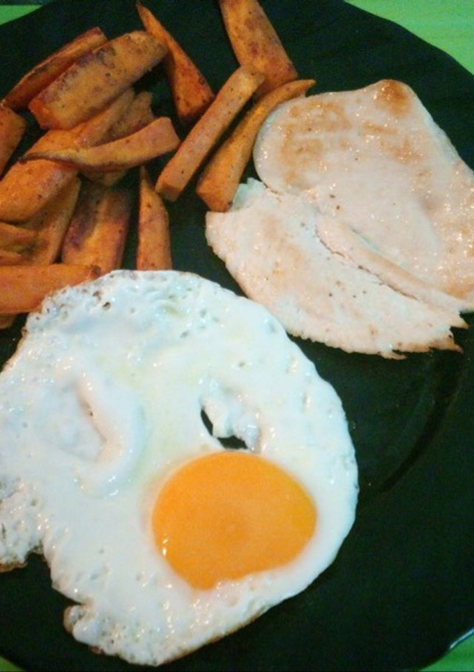 Una foto de Boniato al horno y huevo, pechuga de pollo a la plancha