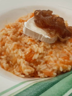 Una foto de Risotto de calabaza con queso de cabra y cebolla caramelizada
