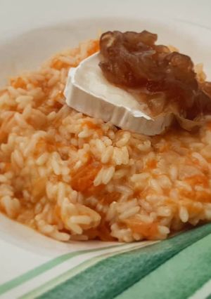 Una foto de Risotto de calabaza con queso de cabra y cebolla caramelizada