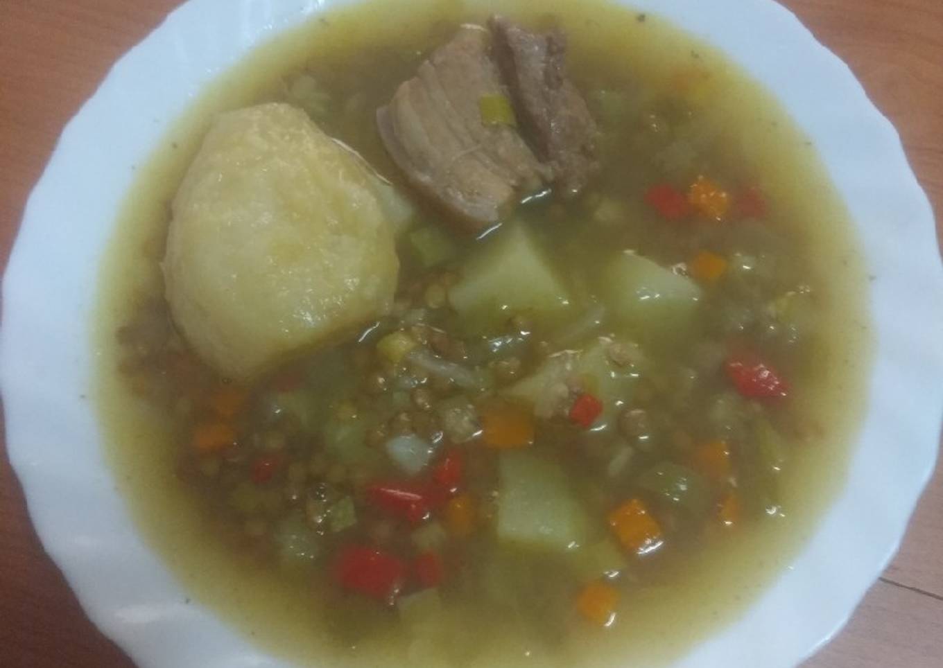 Potaje lentejas con costillas y pera