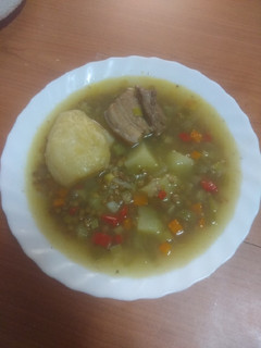 Una foto de Potaje lentejas con costillas y pera