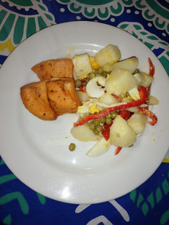 Una foto de Pollo al horno con ensalada!!