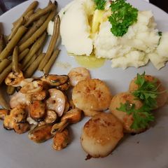 A picture of My Garlic Butter Scallops and fish medley, green beans & Mash 💚.
