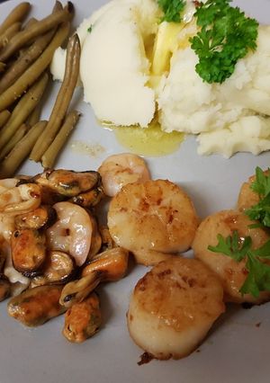 A picture of My Garlic Butter Scallops and fish medley, green beans & Mash 💚.