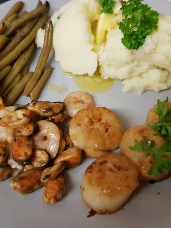 Easy Way Make My Garlic Butter Scallops and fish medley, green beans &amp; Mash 💚 the Delicious Appealing