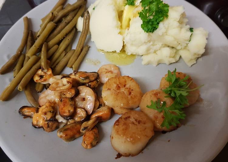 My Garlic Butter Scallops and fish medley, green beans & Mash 💚