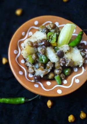 চটপটা ছোলা আলু মরিচ(chotpota chola aloo morich recipe in Bengali) রেসিপির প্রধান ছবি