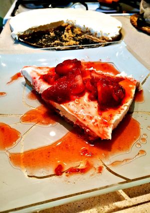 Φωτογραφία της συνταγής Cheesecake με φρέσκια φράουλα πάνω!!