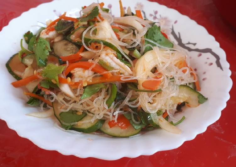 Salad bihun pedas (Thai food)
